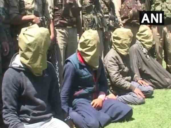 जम्मू कश्मीर: बारामूला से लश्कर-ए-तैयबा के 4 आतंकी गिरफ्तार, भारी मात्रा में गोला-बारूद बरामद जम्मू कश्मीर: बारामूला से लश्कर-ए-तैयबा के 4 आतंकी गिरफ्तार, भारी मात्रा में गोला-बारूद बरामद
