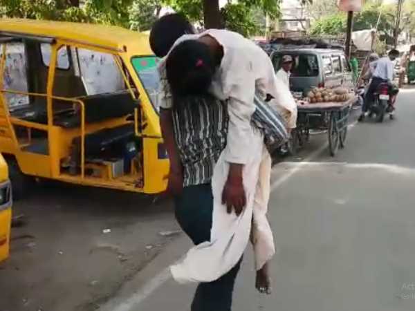 Badaun Man carries wifes dead body on his shoulder in the absence of a hearse van Badaun Man carries wifes dead body on his shoulder in the absence of a hearse van