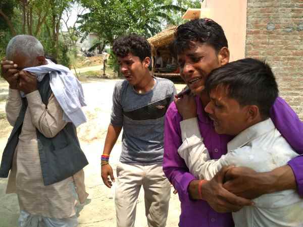 गड्ढे में चली गई कार