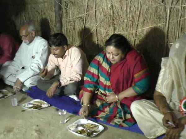 School children forced to wait minister of Yogi govt in Bahraich School children forced to wait minister of Yogi govt in Bahraich