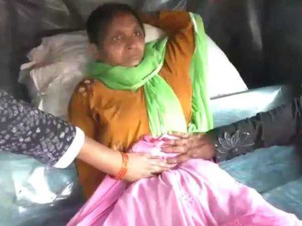 woman gave birth to a daughter under auto in Bareilly woman gave birth to a daughter under auto in Bareilly
