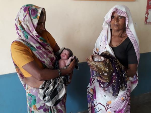 sambhal ambulance did not reach on time mother gave birth on running tempo sambhal ambulance did not reach on time mother gave birth on running tempo