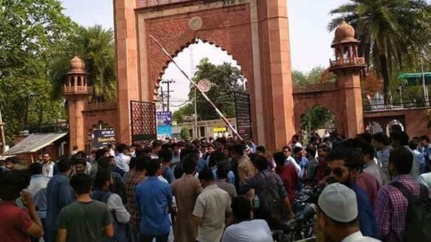 जिन्ना विवाद: पुलिस ने अचानक लाठियां मारना शुरू कर दिया जिन्ना विवाद: पुलिस ने अचानक लाठियां मारना शुरू कर दिया