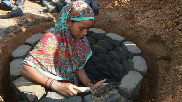 अपने गांव में गर्व के साथ बनीं रानी मिस्त्री अपने गांव में गर्व के साथ बनीं रानी मिस्त्री
