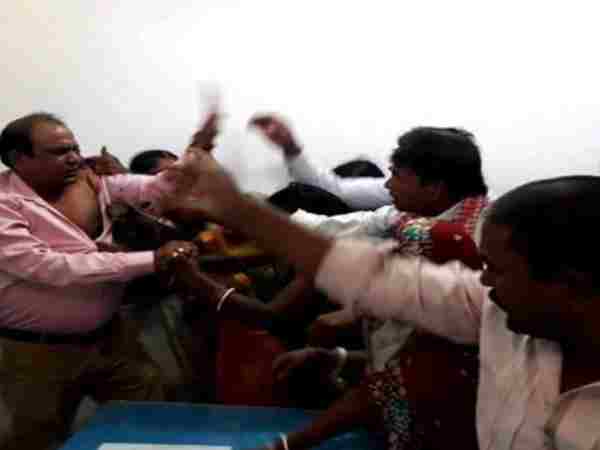 Villagers enter office and beat BDO in bihar Villagers enter office and beat BDO in bihar