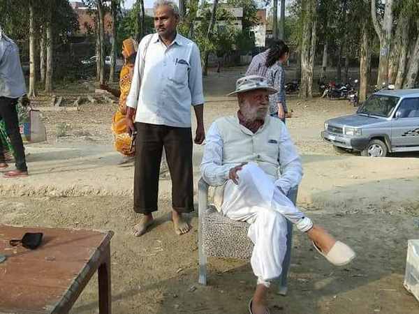 पूरी ट्रेन को देते हैं सुविधा