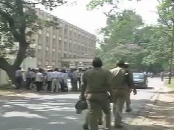 छात्र पर हमले के बाद हॉस्टल के काफी छात्र जमा हो गए और देखते ही देखते एलबीएस और बिरला हॉस्टल के छात्रों के बीच पथराव शुरू हो गया। छात्र पर हमले के बाद हॉस्टल के काफी छात्र जमा हो गए और देखते ही देखते एलबीएस और बिरला हॉस्टल के छात्रों के बीच पथराव शुरू हो गया।