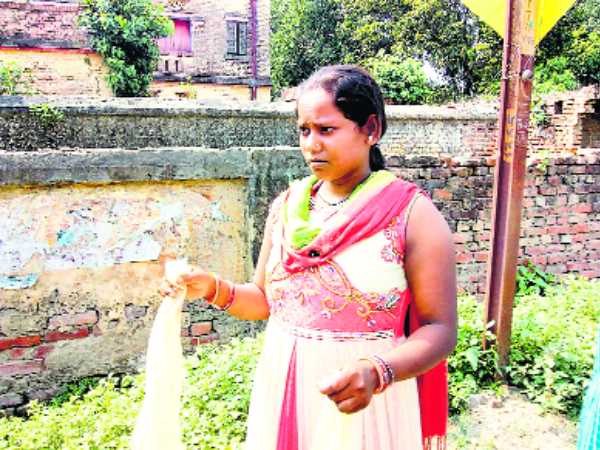 women slit with the scissors given to take the exam in bihar women slit with the scissors given to take the exam in bihar