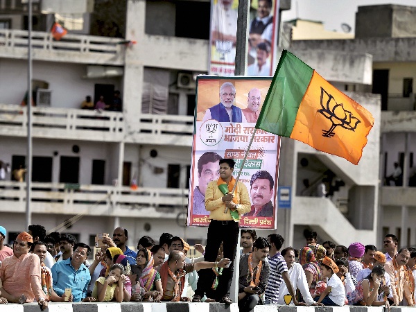 इन गानों को रागिनी गायक संतराम बंजारा ने गाया है