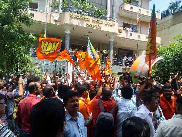 कांग्रेस के दफ्तर को सांप सूंघा, बीजेपी में हर जगह भगवा जश्न कांग्रेस के दफ्तर को सांप सूंघा, बीजेपी में हर जगह भगवा जश्न