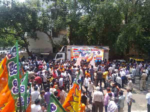 कांग्रेस के दफ्तर को सांप सूंघा, बीजेपी में हर जगह भगवा जश्न कांग्रेस के दफ्तर को सांप सूंघा, बीजेपी में हर जगह भगवा जश्न
