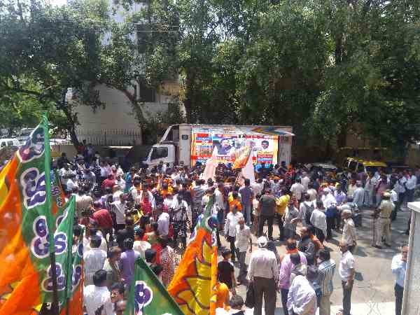 कांग्रेस के दफ्तर को सांप सूंघा, बीजेपी में हर जगह भगवा जश्न कांग्रेस के दफ्तर को सांप सूंघा, बीजेपी में हर जगह भगवा जश्न
