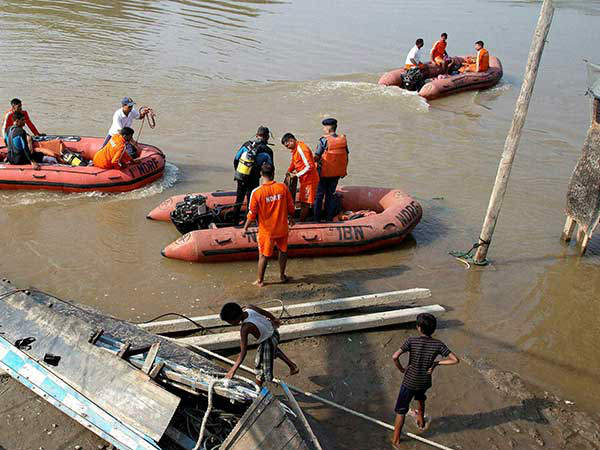 परिजन शव दफना रहे थे तो बच्चे नदी में चले गए