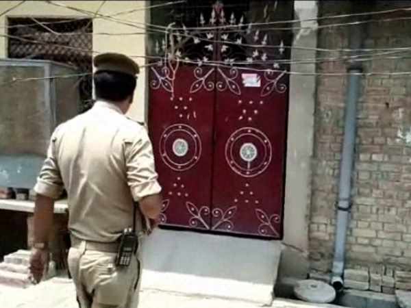 लोहे का गेट काटकर पुलिस अंदर घुसी