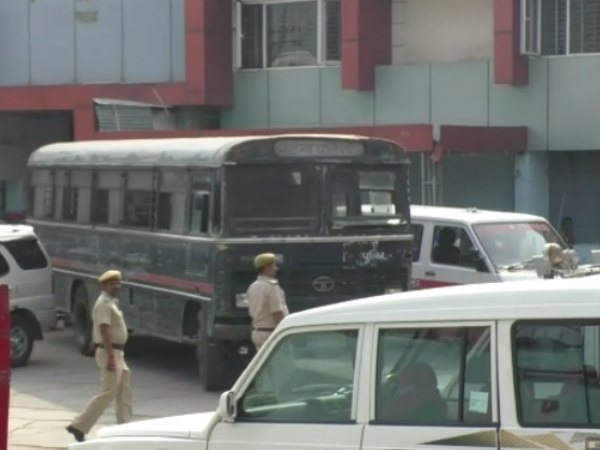 किसने किया कैदियों को बम हैंडओवर