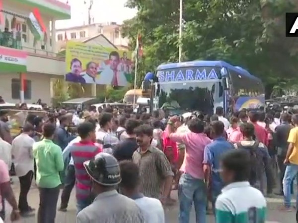 विधायकों को रिसॉर्ट ले जाने की जिम्मेदारी डीके शिवकुमार को दी गई