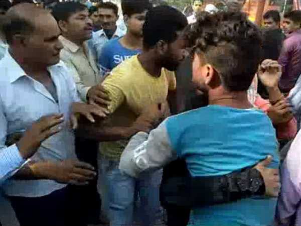 A love couple beaten by husband on highway in Agra A love couple beaten by husband on highway in Agra