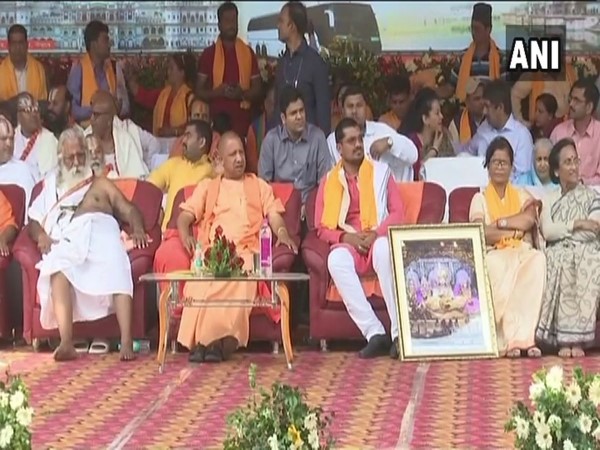 भिठामोड में किया गया बस का स्वागत