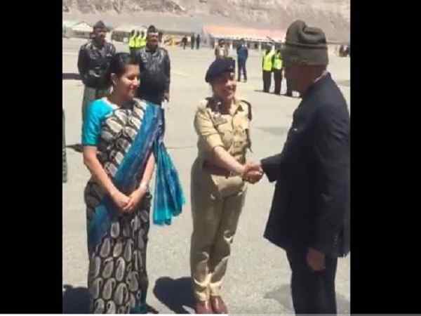 president ramnath kovind met DM Avny Lavasa and SSP Sargun Shukla, Leh in siachen president ramnath kovind met DM Avny Lavasa and SSP Sargun Shukla, Leh in siachen