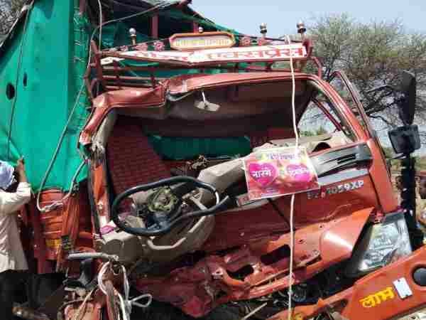 Eight killed when truck and tempo collided in Maharashtra Eight killed when truck and tempo collided in Maharashtra