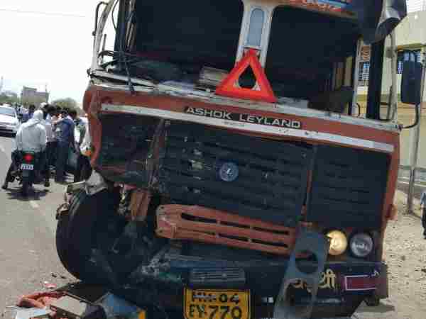 Eight killed when truck and tempo collided in Maharashtra Eight killed when truck and tempo collided in Maharashtra