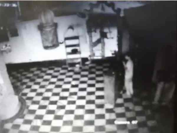 A boy theft in temple caught on CCTV in Aligarh A boy theft in temple caught on CCTV in Aligarh