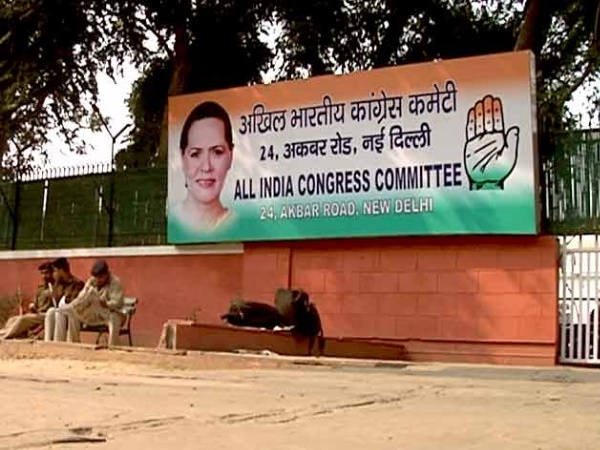 सरकारनी नियमों की धज्जियां उड़ा रहीं हैं पार्टियां