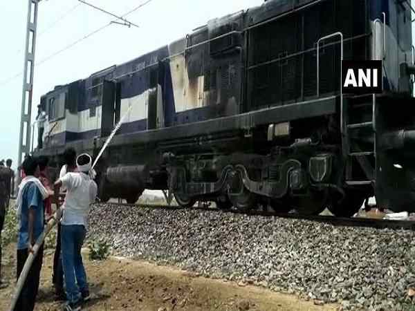 Fire broke out in the engine of the Khajuraho-Udaipur freight train in harpalpur, mahoba Fire broke out in the engine of the Khajuraho-Udaipur freight train in harpalpur, mahoba