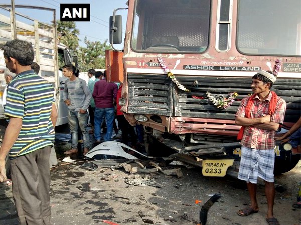 गुजरात: भीषण सड़क हादसे में एक ही परिवार के 7 लोगों की दर्दनाक मौत गुजरात: भीषण सड़क हादसे में एक ही परिवार के 7 लोगों की दर्दनाक मौत