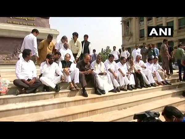कांग्रेस नेताओं ने किया विरोध प्रदर्शन