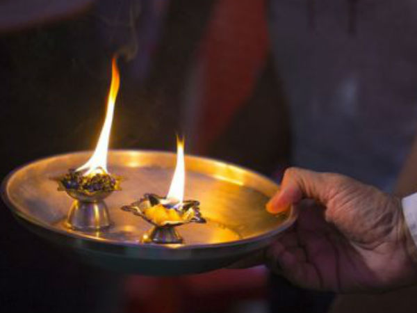 सात प्रकार का तेल मिलाकर दीपक जलाएं
