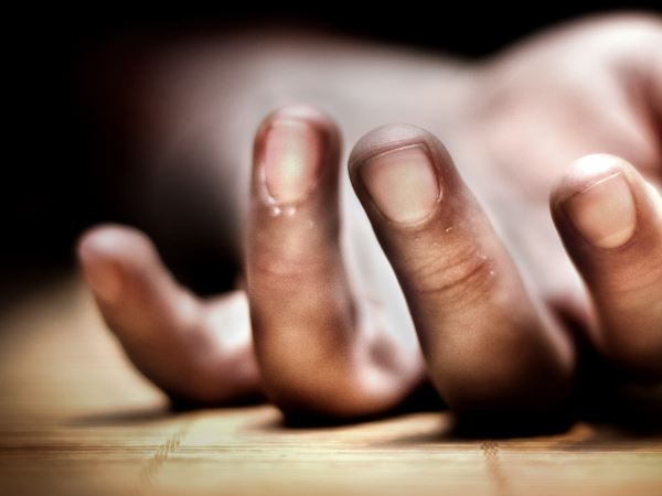 मुंबई। मुंबई पुलिस इंस्पेक्टर के 20 साल के बेटे अथर्व शिन्दे की गोरेगांव में लाश मिलने के एक दिन बाद पुलिस ने पाया है कि मृतक जिस पार्टी में गया था, वहां जमकक शराब और ड्रग्स का इस्तेमाल हुआ था। पुलिस ने पार्टी में शामिल रहे लोगों से पूछताछ के बाद ये बात कही है। आर्थव की लाश एक दिन पहले गोरेगांव की आरेय कॉलोनी में मिली थी। पुलिस ने बताया है कि पार्टी में जमकर वीड और लीसर्जिक एसिड डैथ्यलामैड जैसे ड्रग्स सर्व किए गए थे। ये पार्टी मलाड के एक मराठी फिल्म प्रोड्यूसर ने अपनी पार्टी के 18वें जन्मदिन पर दी थी। जिस फ्लैट में पार्टी थी, वो ऑनलाइन बुक किया गया था। बुधवार को आर्थव का शरीर अपार्टमेंट से करीब 500 मीर दूर मिली थी। पोस्टमार्टम में मौत की वजह छाती में इंफेक्शन आई थी। सीसीटीवी फुटेज में सामने आया है कि वो सड़क पर परेशान दिख रहा है, वो कई गाड़ियों को रोकने की कोशिश कर रहा है लेकिन कोई रुका नहीं। वो एक ऑटो रिक्शा में बैठकर जाते हुए और फिर कुछ देर बाद वहीं उतर जाता है। कैमरे में आर्थव उल्टियां करते हुए हुए भी दिख रहा है लेकिन फिर वो कैमरे में नहीं दिखता है। पार्टी में आए एचआर कॉलेज के एक छात्र ने भी पुलिस से पार्टी में वीड और एलएसडी होने की बात कही है। ................... मुंबई। मुंबई पुलिस इंस्पेक्टर के 20 साल के बेटे अथर्व शिन्दे की गोरेगांव में लाश मिलने के एक दिन बाद पुलिस ने पाया है कि मृतक जिस पार्टी में गया था, वहां जमकक शराब और ड्रग्स का इस्तेमाल हुआ था। पुलिस ने पार्टी में शामिल रहे लोगों से पूछताछ के बाद ये बात कही है। आर्थव की लाश एक दिन पहले गोरेगांव की आरेय कॉलोनी में मिली थी। पुलिस ने बताया है कि पार्टी में जमकर वीड और लीसर्जिक एसिड डैथ्यलामैड जैसे ड्रग्स सर्व किए गए थे। ये पार्टी मलाड के एक मराठी फिल्म प्रोड्यूसर ने अपनी पार्टी के 18वें जन्मदिन पर दी थी। जिस फ्लैट में पार्टी थी, वो ऑनलाइन बुक किया गया था। बुधवार को आर्थव का शरीर अपार्टमेंट से करीब 500 मीर दूर मिली थी। पोस्टमार्टम में मौत की वजह छाती में इंफेक्शन आई थी। सीसीटीवी फुटेज में सामने आया है कि वो सड़क पर परेशान दिख रहा है, वो कई गाड़ियों को रोकने की कोशिश कर रहा है लेकिन कोई रुका नहीं। वो एक ऑटो रिक्शा में बैठकर जाते हुए और फिर कुछ देर बाद वहीं उतर जाता है। कैमरे में आर्थव उल्टियां करते हुए हुए भी दिख रहा है लेकिन फिर वो कैमरे में नहीं दिखता है। पार्टी में आए एचआर कॉलेज के एक छात्र ने भी पुलिस से पार्टी में वीड और एलएसडी होने की बात कही है। ...................