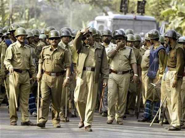 4 बदमाश बाइक से वहां से भाग गए