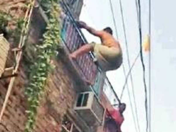 पुलिस को देख तौलिए में भागने लगा मोस्ट वांटेड क्रिमिनल, तौलिए ने भी दे दिया धोखा और फिर हुआ ऐसा पुलिस को देख तौलिए में भागने लगा मोस्ट वांटेड क्रिमिनल, तौलिए ने भी दे दिया धोखा और फिर हुआ ऐसा