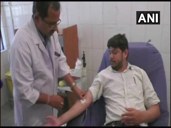 Darbhanga: Mohammad Ashfaq broke his roza to donate blood for a 2-day old child Darbhanga: Mohammad Ashfaq broke his roza to donate blood for a 2-day old child