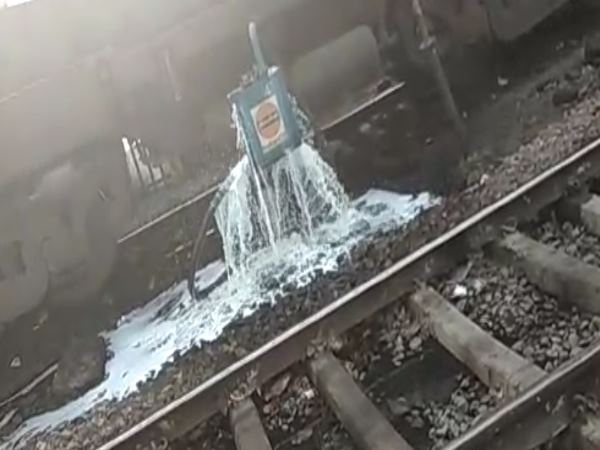 shahjahanpur disel wastage seen in roza railway station shahjahanpur disel wastage seen in roza railway station