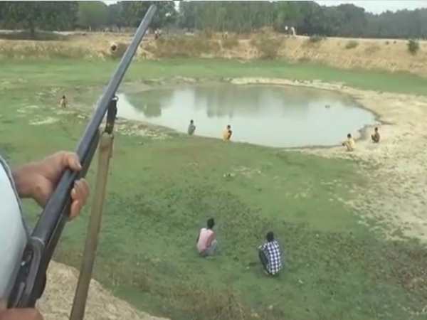 संगीन के साए में शौच
