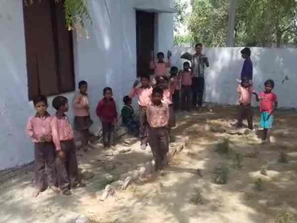 Students not going to school due to fear of dogs in Farrukhabad Students not going to school due to fear of dogs in Farrukhabad