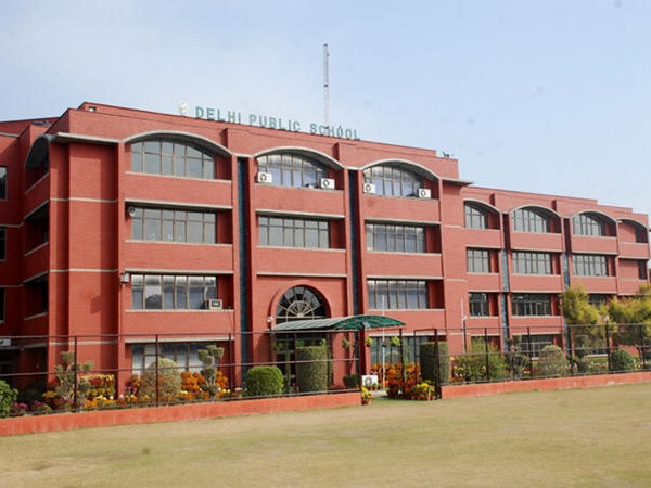 स्किन कलर की ब्रा पहनने का फरमान