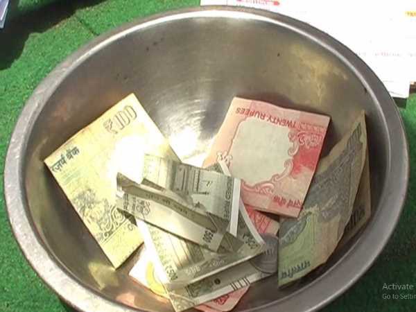 इलाज के लिए मांग रहा है भीख