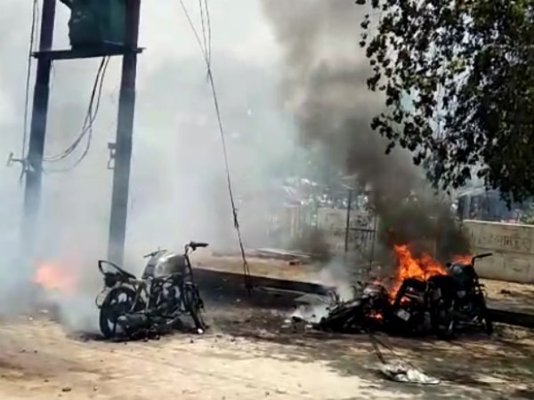 यूपी: उरई में जिला जज के परिसर में रखे ट्रांसफार्मर में लगी आग, कार और बाइक स्वाहा यूपी: उरई में जिला जज के परिसर में रखे ट्रांसफार्मर में लगी आग, कार और बाइक स्वाहा