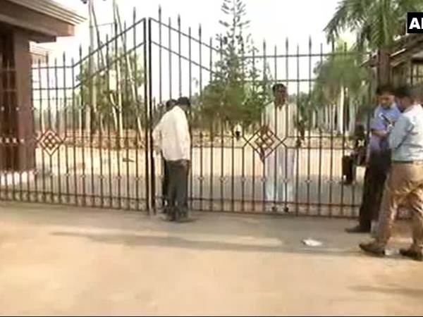 Karnataka Police forces removed outside Eagleton Resort where Congress MLAs lodged Karnataka Police forces removed outside Eagleton Resort where Congress MLAs lodged