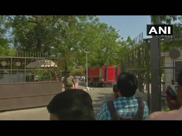 अहमदाबाद: इसरो की बिल्डिंग में लगी भीषण, CISF का जवान झुलसा अहमदाबाद: इसरो की बिल्डिंग में लगी भीषण, CISF का जवान झुलसा