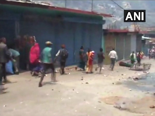 सुरक्षित जगह की तलाश में भागे लोग