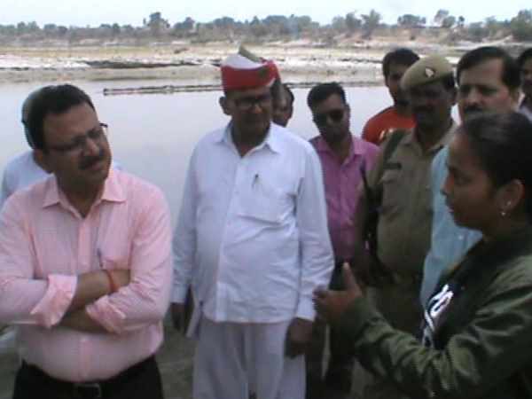 Fishes dying in Ganga due to polluted water Fishes dying in Ganga due to polluted water