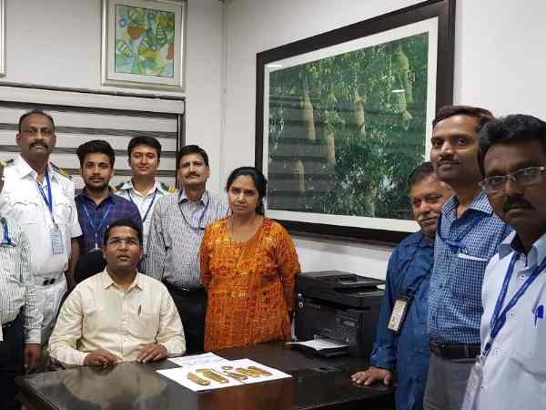 A woman caught on Pune airport smuggling gold worth one crore A woman caught on Pune airport smuggling gold worth one crore