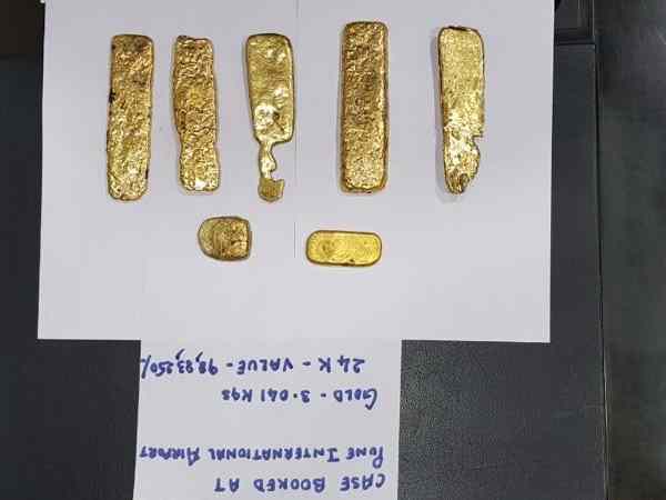 A woman caught on Pune airport smuggling gold worth one crore A woman caught on Pune airport smuggling gold worth one crore