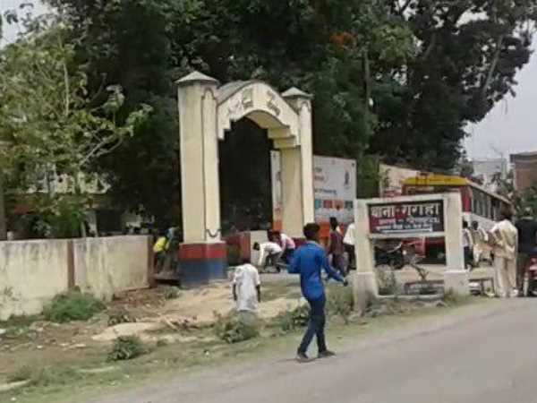 Villagers did stone pelting at police station in Gorakhpur Villagers did stone pelting at police station in Gorakhpur