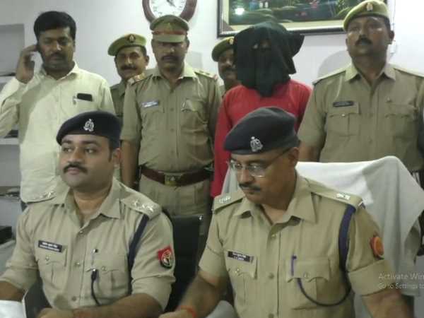 Gorakhpur police arrested for informing in carbine Gorakhpur police arrested for informing in carbine