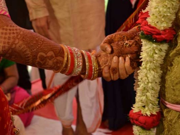 Bride Denied marriage after Groom was doing vulgar activity during Jaimala. Bride Denied marriage after Groom was doing vulgar activity during Jaimala.